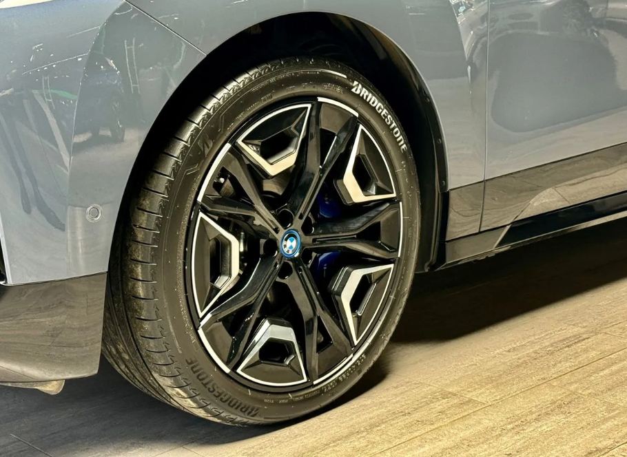 картинка BMW iX xDrive50, 2022 (I20) 4WD 523 л.с. (385 кВт) ICON - Электрокар
